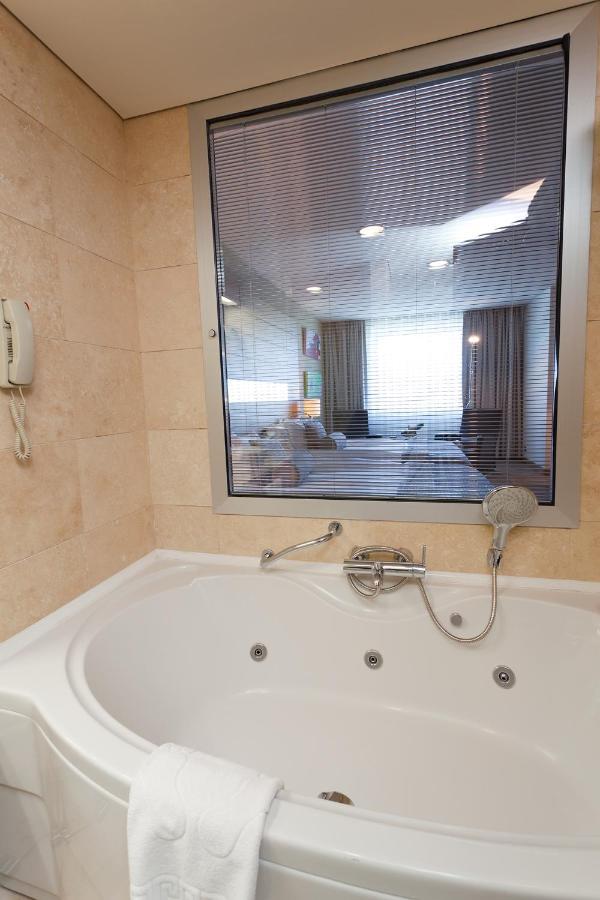 Cpankara Hotel Exterior foto A bathtub with a shower